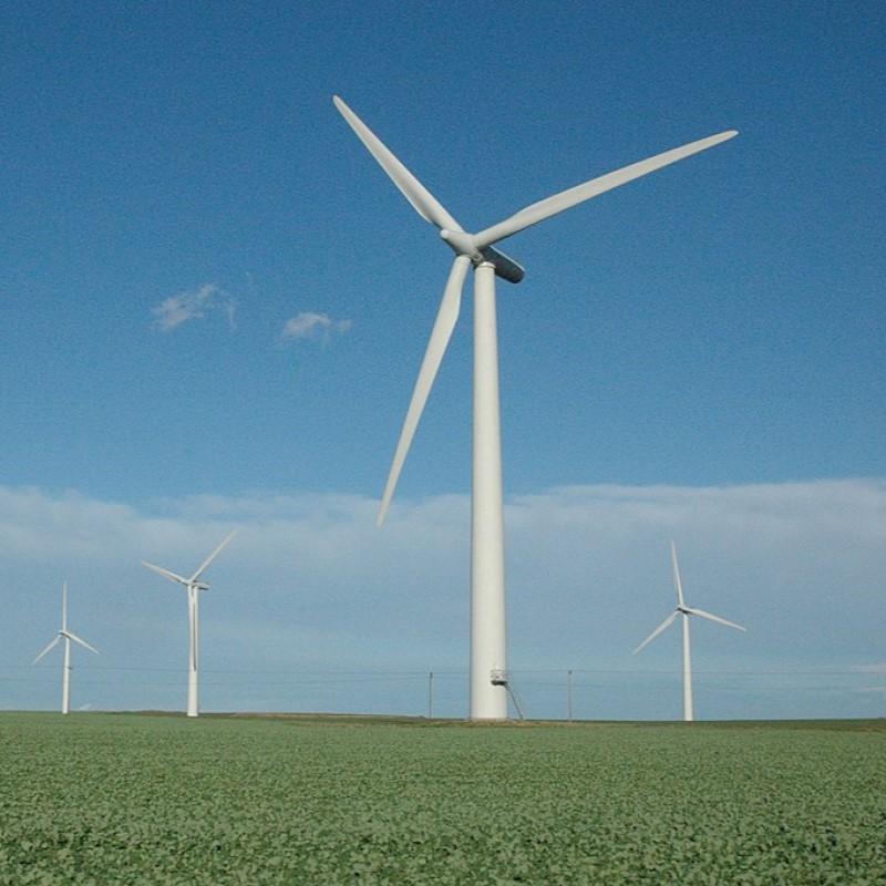 wind-turbine-in-field